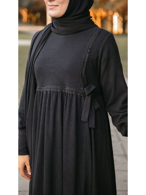 Yandan Bağlamalı Dantelli Örme Elbise