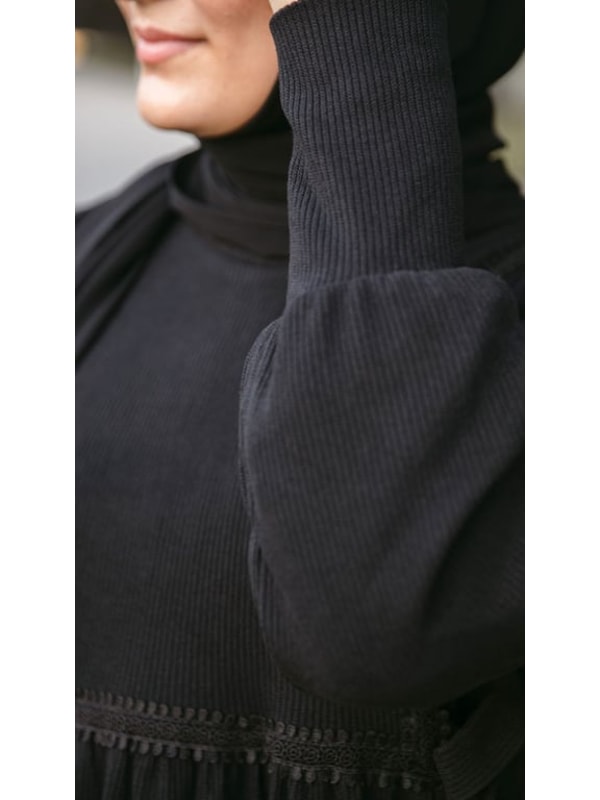 Yandan Bağlamalı Dantelli Örme Elbise