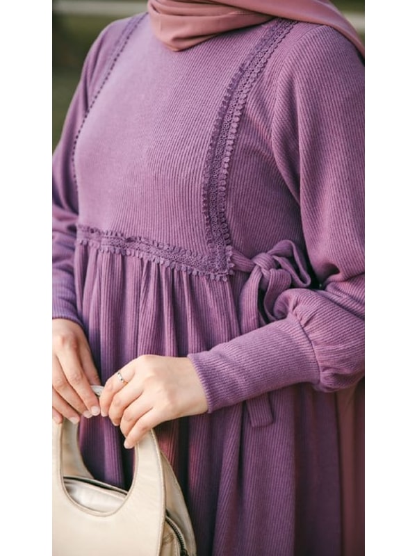 Yandan Bağlamalı Dantelli Örme Elbise