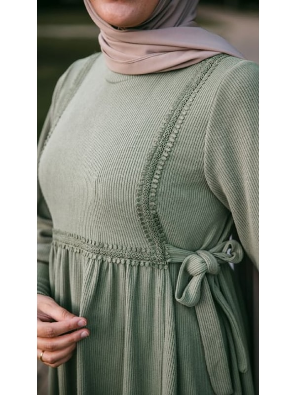 Yandan Bağlamalı Dantelli Örme Elbise