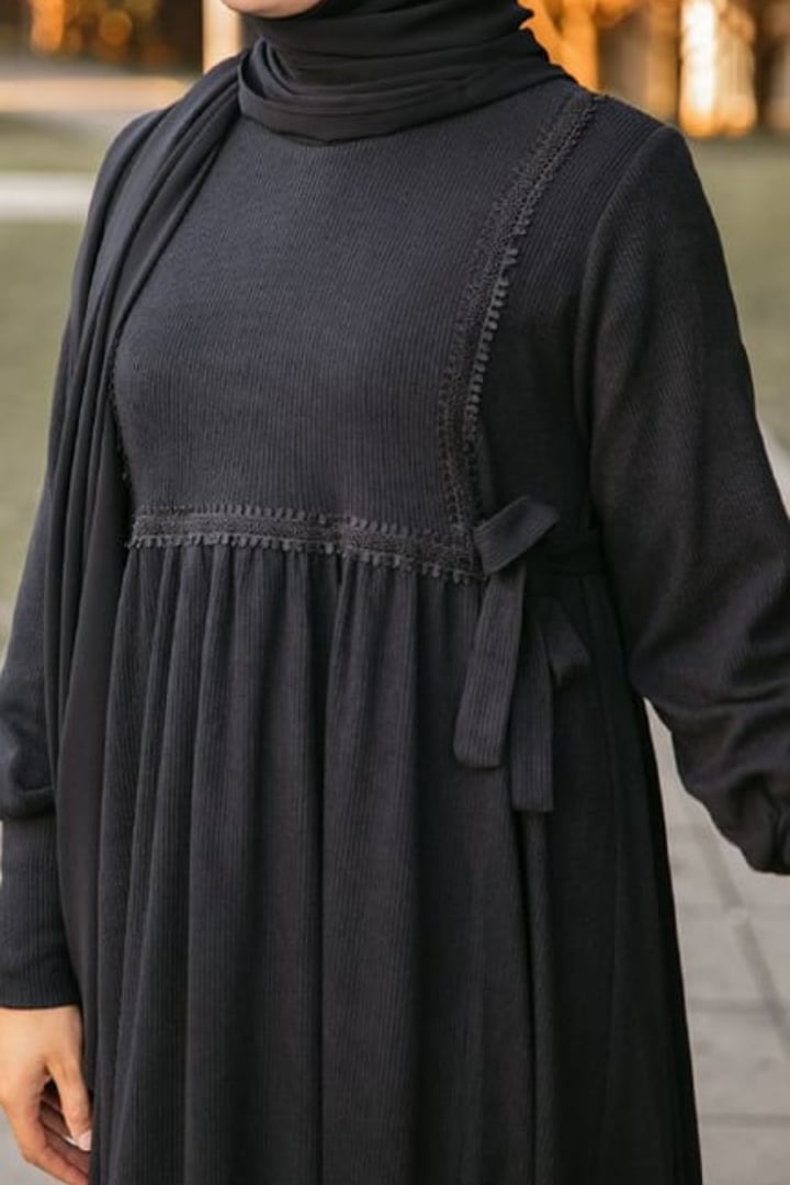 Yandan Bağlamalı Dantelli Örme Elbise