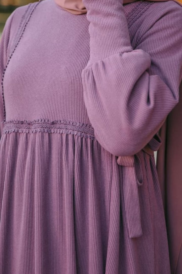 Yandan Bağlamalı Dantelli Örme Elbise