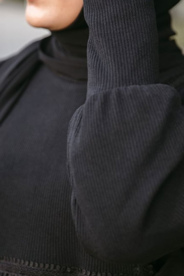 Yandan Bağlamalı Dantelli Örme Elbise