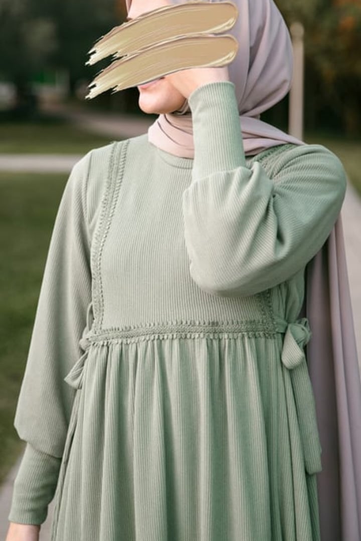 Yandan Bağlamalı Dantelli Örme Elbise